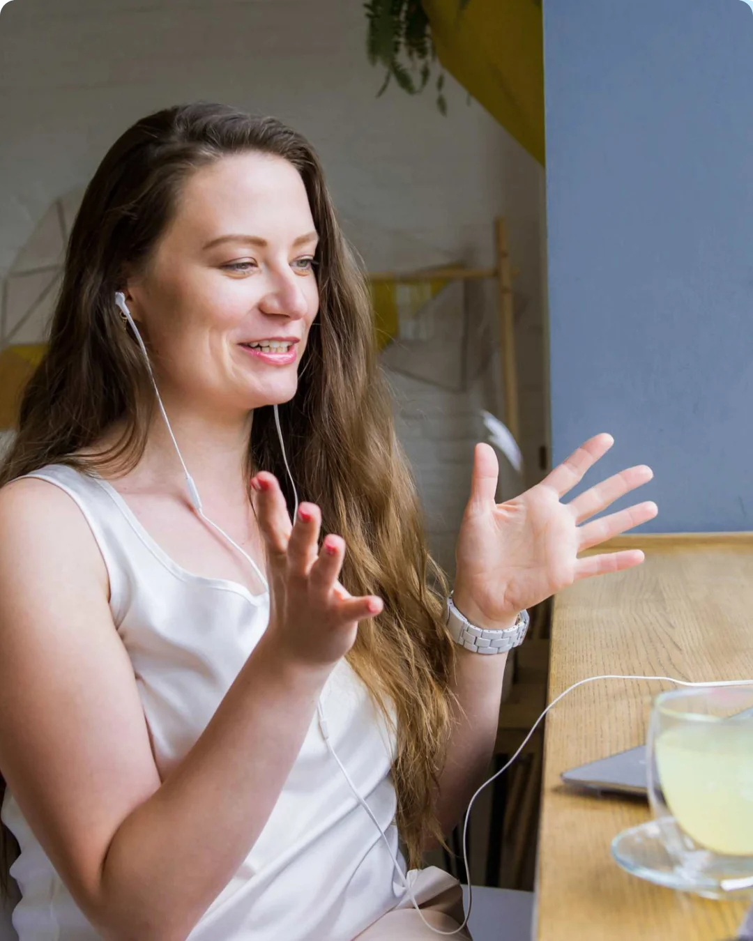 Kinesiologische Beratung online per Video-Call am Laptop
