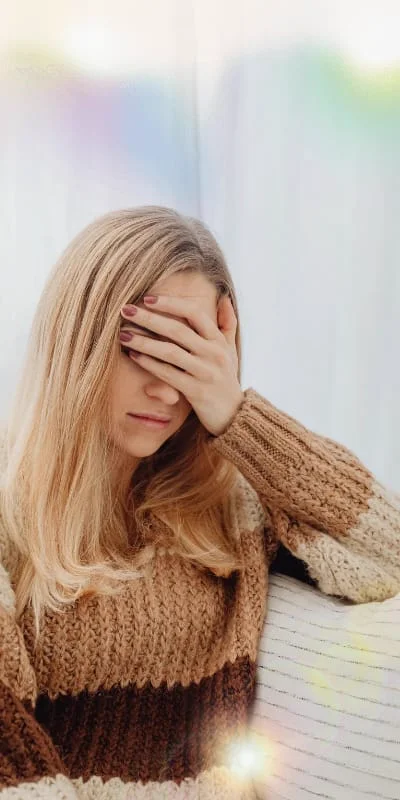 Frau leidet unter mentalem Stress und Erschöpfung